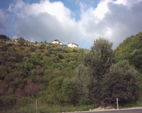 منظر جانبي لقرية بيريا على طريق المتوجه من عين الزيتون الى صفد -تظهر مستوطنة بيريا المقامة على اراضي القرية، نقلاً عن موقع فلسطين في الذاكرة