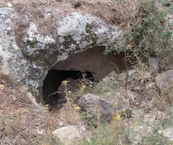 مدخل مغارة في قرية جبع