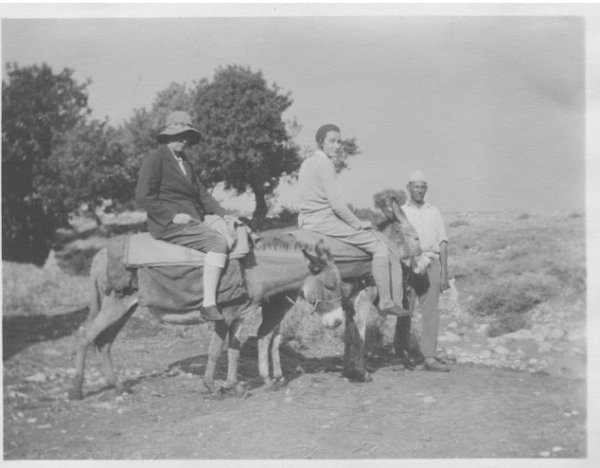 عالمة الآثار دوروتي جارود في قرية جبع سنة 1929