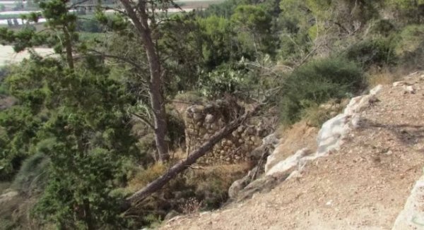 آثار منزل مدمر من الناحية الشمالية للقرية قرب المقام