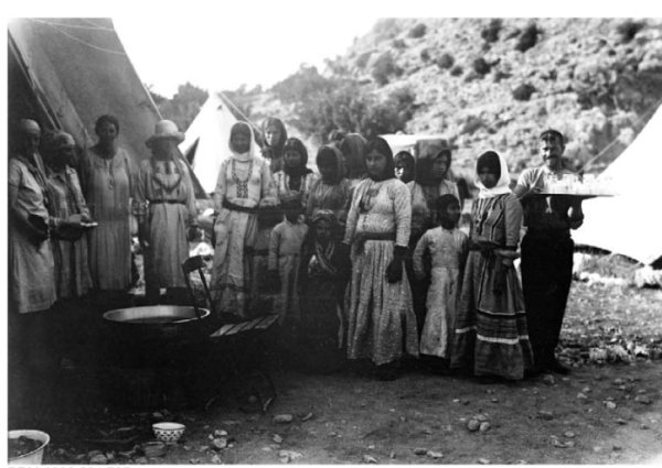 مجموعة من العمال من قريتي إجزم وجبع في مغاره الطابون شمال قرية جبع  برفقة عالمة الآثار دوروتي جارود عام 1929