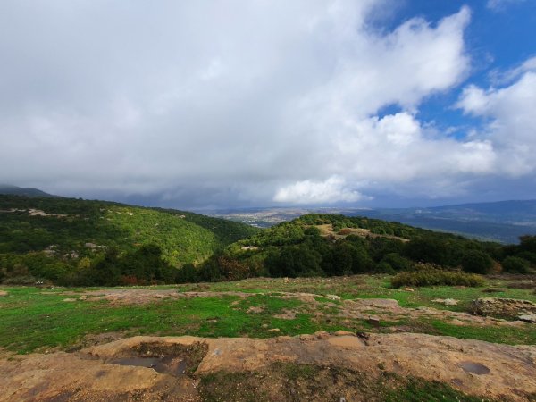 جبل الجرمق وأراضي قرية ميرون المهجرة غربي مدينة صفد، بعدسة: واجد نوباني