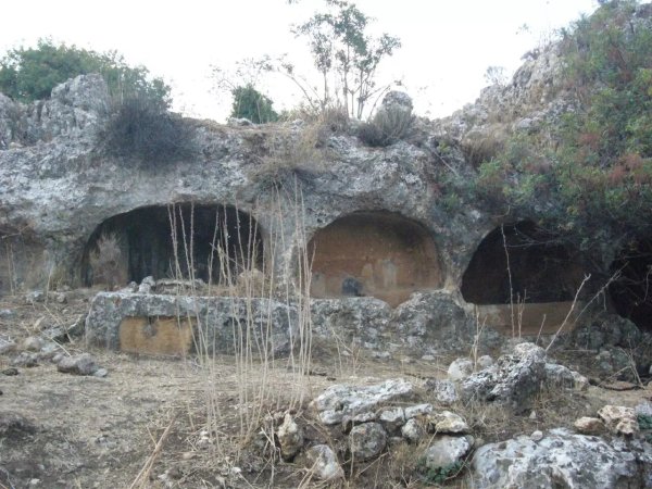 الكهوف في أراضي قرية ميرون نقلاً عن موقع فلسطين في الذاكرة