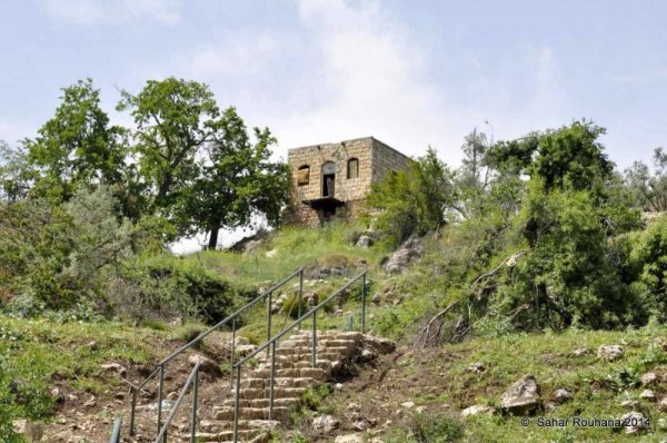 منظر عام للقرية تظهر مستوطنة ميرون الدينية اليهودية المقامة على القرية وشارع صفد 2003