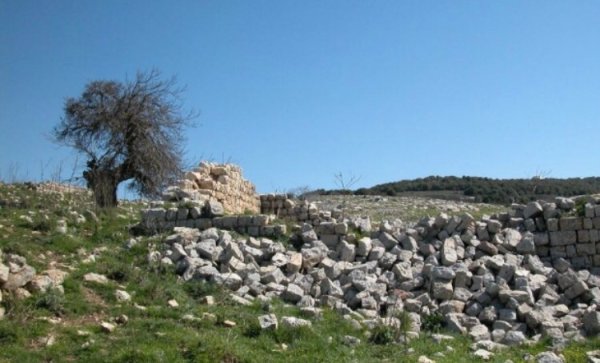 أنقاض المنازل المدمرة في قرية ميرون، نقلاً عن موقع فلسطيني في الذاكرة