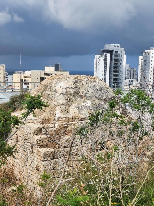 مقام  الشيخ خليل ومقبرة قرية طيرة اللوز قضاء حيفا، بعدسة : أ. نبيلة سالم