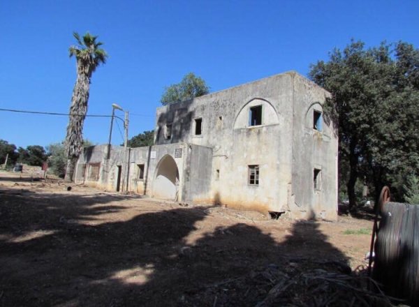 منزل قديم فوق أراضي قرية جيدا المهجرة