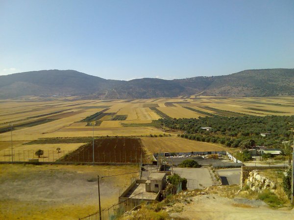 سهل البطوف الممتد امام القرية