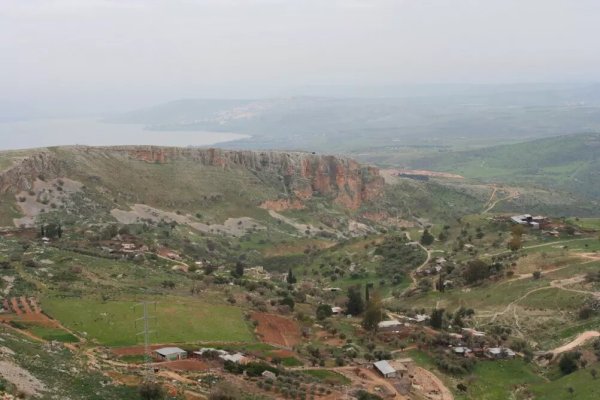 منظر عام في الاتجاه الجنوبي الشرقي، لاحظ بحيرة طبرية في الخلف، نقلاً عن موقع فلسطين في الذاكرة