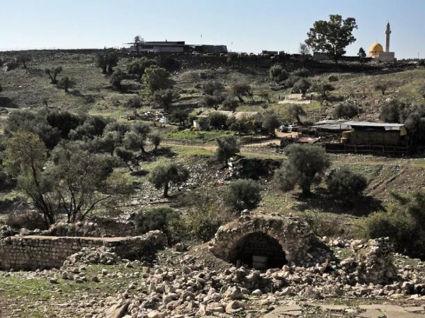 أنقاض منازل عكبرة المدمرة عام 1948، وفي ناحية أخرى تظهر منازل عكبرة الجديدة التي أقيمت على أراضيها