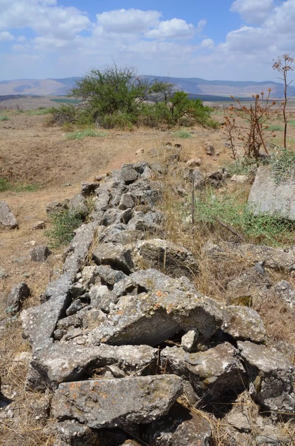 انقاض القرية