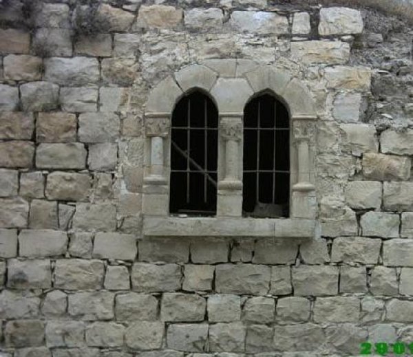 منزل قديم في عناتا