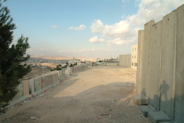 جدار الفصل العنصري في أراضي بلدة عناتا