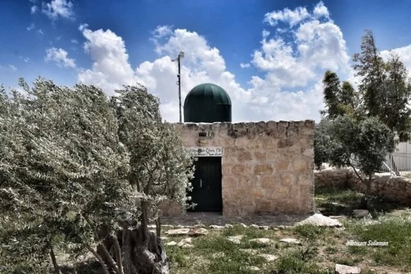 [8:17 ص، 2025/6/12] راكان محمود: https://www.facebook.com/share/r/1Fk9jt9nPn/ [11:44 ص، 2025/6/12] راكان محمود: بيت آل عبد الهادي  (بيت الأفندي ) في خربة  واد عارة المهجرة (  هناك قرية مهجرة تحمل اسم وادي عارة إضافة للمنطقة المعروفة بهذا الاسم  )  تقع في المدخل الغربي لمنطقة وادي عارة  وتحدها من الشرق أم القطف ومن الشمال كفر قرع . بلغ عدد سكانها عشية النكبة 400 نسمة  وقد هجّر سكانها في آذار 1948 . بعضهم لجأ إلى كفر قرع  وبعضهم إلى أم القطف وبرطعة  وطورة ويعبد  والبعض الآخر لجأ إلى الأردن .  نقلا عن البروفيسور مصطفى كبها [11:47 ص، 2025/6/12] راكان محمود: من البلدة القديمة في مدينة البيرة من محافظة رام الله والبيرة [11:49 ص، 2025/6/12] راكان محمود: مقام الدوير، يقع المقام جنوب شرقي قرية مخماس على قمة تلة خربة الدوير المطلة على وادي الصوانيت، تم بناء المقام في القرن الثالث عشر الميلادي كما ويجاوره بئران ماء تاريخيين يعود أحدهماّ للفترة الرومانية.   . Ibtisam Sulieman نقلا عن وتصوير  من محافظة رام الله والبيرة