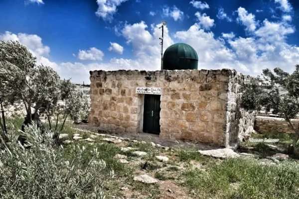 [8:17 ص، 2025/6/12] راكان محمود: https://www.facebook.com/share/r/1Fk9jt9nPn/ [11:44 ص، 2025/6/12] راكان محمود: بيت آل عبد الهادي  (بيت الأفندي ) في خربة  واد عارة المهجرة (  هناك قرية مهجرة تحمل اسم وادي عارة إضافة للمنطقة المعروفة بهذا الاسم  )  تقع في المدخل الغربي لمنطقة وادي عارة  وتحدها من الشرق أم القطف ومن الشمال كفر قرع . بلغ عدد سكانها عشية النكبة 400 نسمة  وقد هجّر سكانها في آذار 1948 . بعضهم لجأ إلى كفر قرع  وبعضهم إلى أم القطف وبرطعة  وطورة ويعبد  والبعض الآخر لجأ إلى الأردن .  نقلا عن البروفيسور مصطفى كبها [11:47 ص، 2025/6/12] راكان محمود: من البلدة القديمة في مدينة البيرة من محافظة رام الله والبيرة [11:49 ص، 2025/6/12] راكان محمود: مقام الدوير، يقع المقام جنوب شرقي قرية مخماس على قمة تلة خربة الدوير المطلة على وادي الصوانيت، تم بناء المقام في القرن الثالث عشر الميلادي كما ويجاوره بئران ماء تاريخيين يعود أحدهماّ للفترة الرومانية.   . Ibtisam Sulieman نقلا عن وتصوير  من محافظة رام الله والبيرة