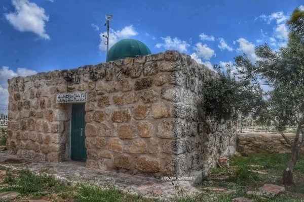 [8:17 ص، 2025/6/12] راكان محمود: https://www.facebook.com/share/r/1Fk9jt9nPn/ [11:44 ص، 2025/6/12] راكان محمود: بيت آل عبد الهادي  (بيت الأفندي ) في خربة  واد عارة المهجرة (  هناك قرية مهجرة تحمل اسم وادي عارة إضافة للمنطقة المعروفة بهذا الاسم  )  تقع في المدخل الغربي لمنطقة وادي عارة  وتحدها من الشرق أم القطف ومن الشمال كفر قرع . بلغ عدد سكانها عشية النكبة 400 نسمة  وقد هجّر سكانها في آذار 1948 . بعضهم لجأ إلى كفر قرع  وبعضهم إلى أم القطف وبرطعة  وطورة ويعبد  والبعض الآخر لجأ إلى الأردن .  نقلا عن البروفيسور مصطفى كبها [11:47 ص، 2025/6/12] راكان محمود: من البلدة القديمة في مدينة البيرة من محافظة رام الله والبيرة [11:49 ص، 2025/6/12] راكان محمود: مقام الدوير، يقع المقام جنوب شرقي قرية مخماس على قمة تلة خربة الدوير المطلة على وادي الصوانيت، تم بناء المقام في القرن الثالث عشر الميلادي كما ويجاوره بئران ماء تاريخيين يعود أحدهماّ للفترة الرومانية.   . Ibtisam Sulieman نقلا عن وتصوير  من محافظة رام الله والبيرة