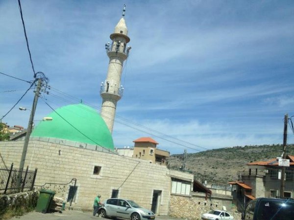 جامع قرية شعب يقال بناه مهندس بناء جامع الجزار