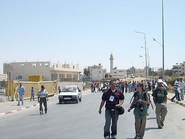 مظاهرات في القرية