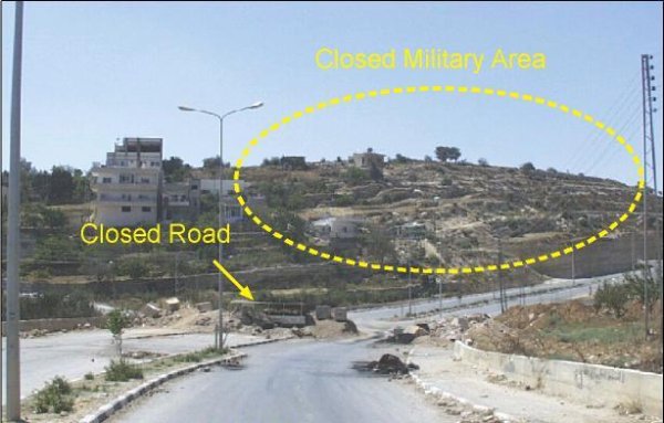 حاجز عسكري بالقرب من مدخل القرية
