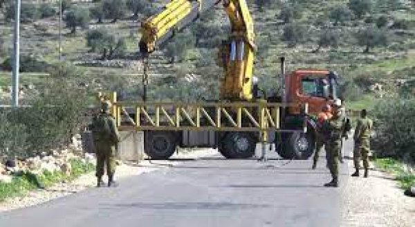 قطع طريق القرية من قبل الاحتلال