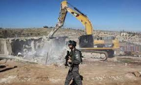 هدم منزل في القرية من قبل الاحتلال