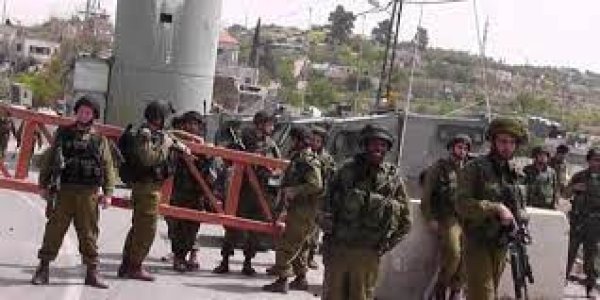 حاجز للاجتلال في القرية