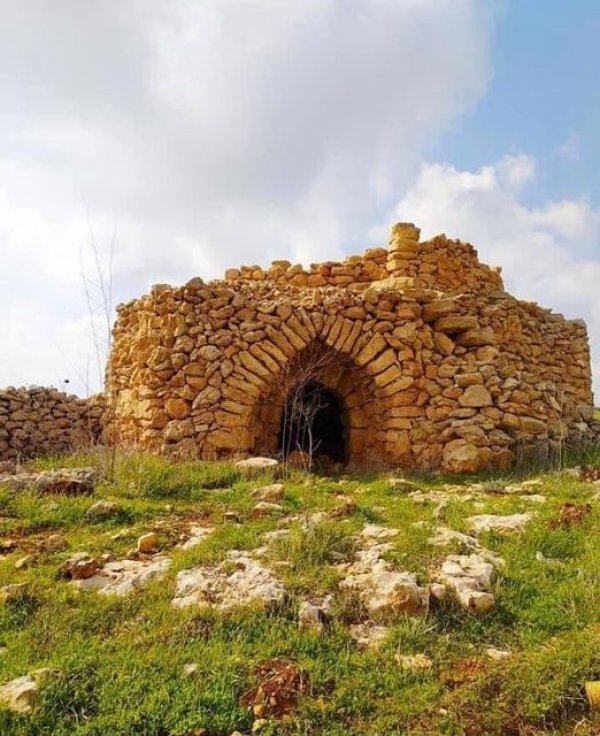 قصر في منطقة البرج  غربي سلواد ، بعدسة  إبراهيم جبر .