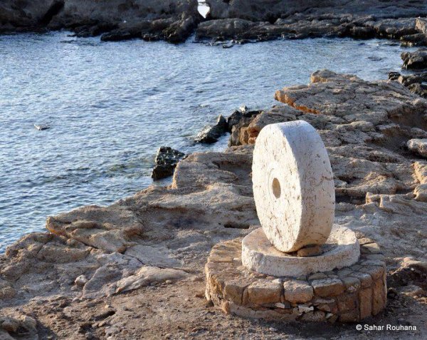 أثار على شاطئ الزيب