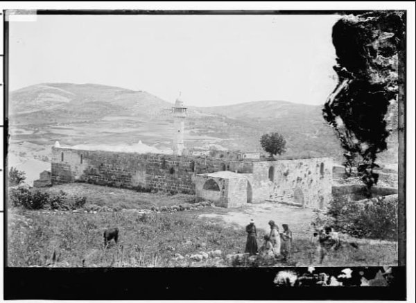 المسجد القديم في القرية