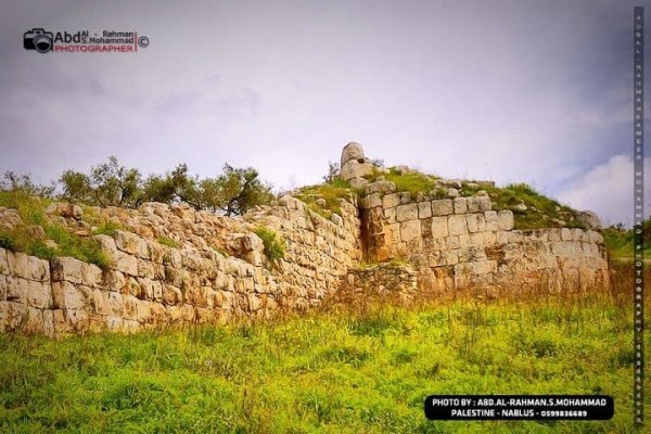 آثار في القرية