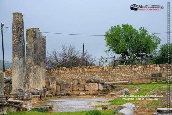 آثار في القرية