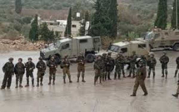 حاجز للاحتلال في القرية