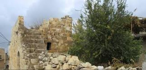 مبنى قديم في القرية