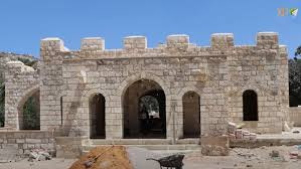 ترميم احد المباني القديمة في القرية