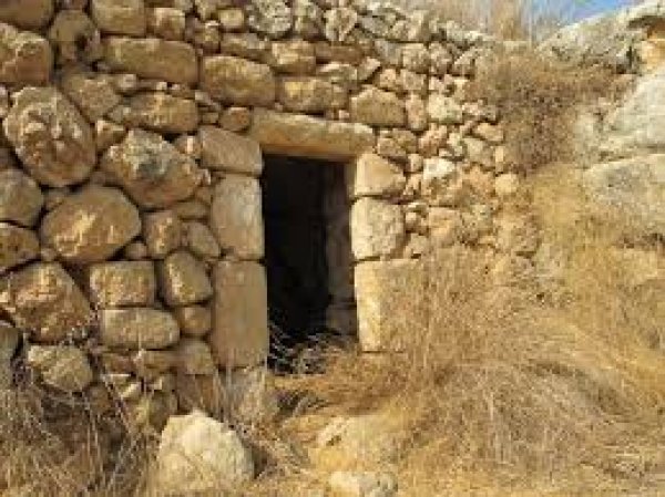 مبنى قديم في القرية