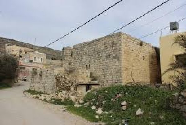 مبتى قديم في القرية