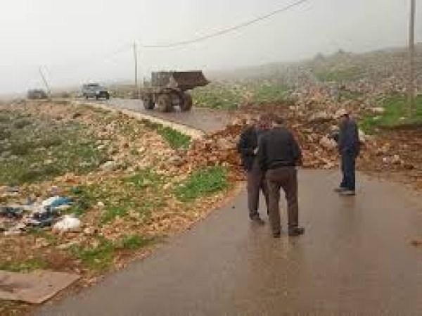 اغلاق طريق القرية من قب الاحتلال