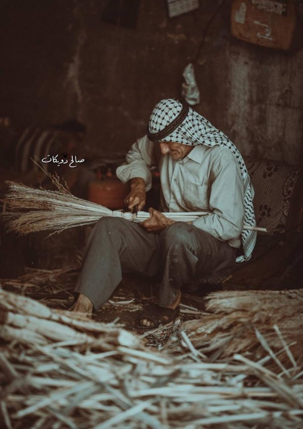 صناعة المكانس القش في بلدة روجيب من المهن التراثية النادرة التي كانت تشتهر بها القرى الفلسطينية قديماً، بعدسة: أ. صالح دويكات