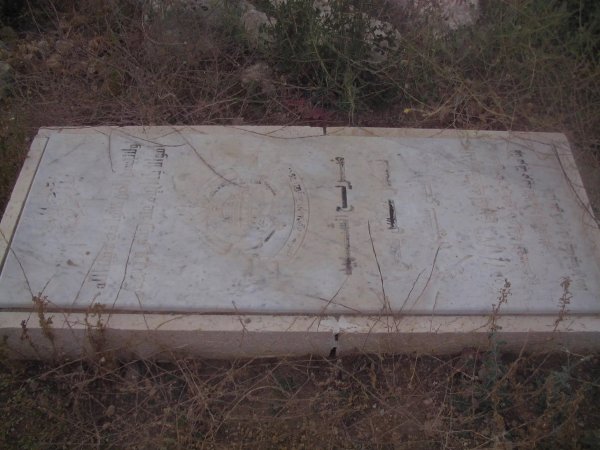 هنا يرقد الشهيد البطل نصار أبو سليم استشهد بترايخ 26-1-2002