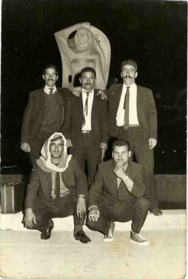 الشهيد عبد الكريم الرياحي الأول من اليسار وقوفا مع مجموعة من الفدائيين وقد أخذت هذه الصورة في بغداد