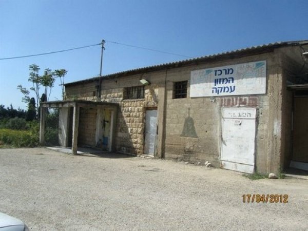 واجهة أمامية لمدرسة عمقا